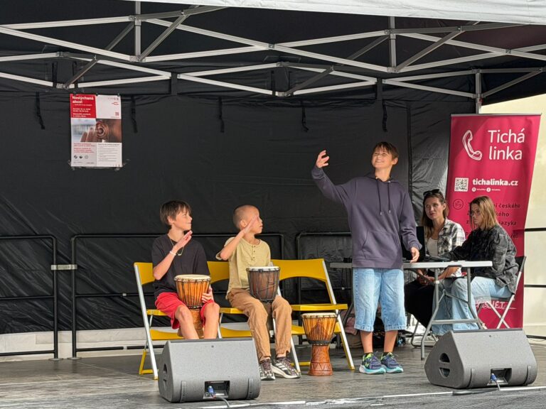 Žáci vystupují na pódiu Neslýchané akce na Moravském náměstí v Brně