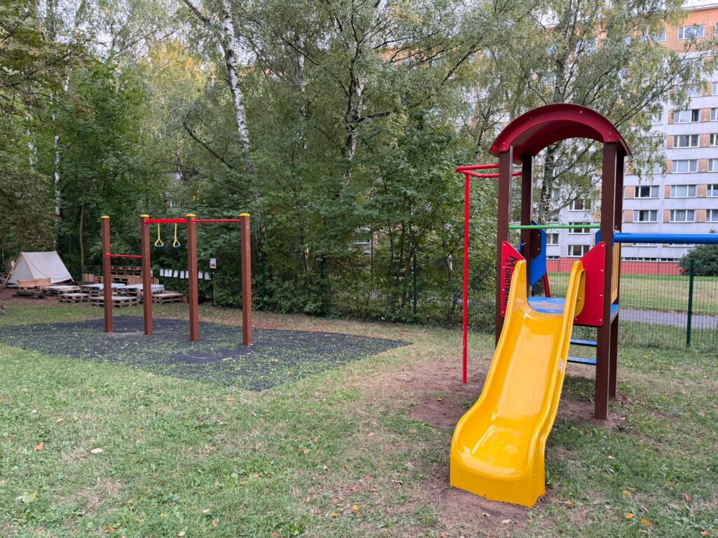 Nové hřiště se skluzavkou a prolézačkou na školní zahradě