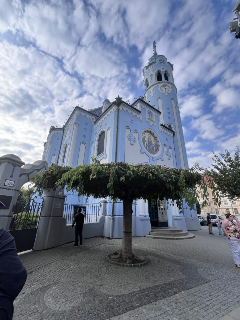 Secesní Modrý kostolík svaté Alžběty v Bratislavě pod modrou oblohou.