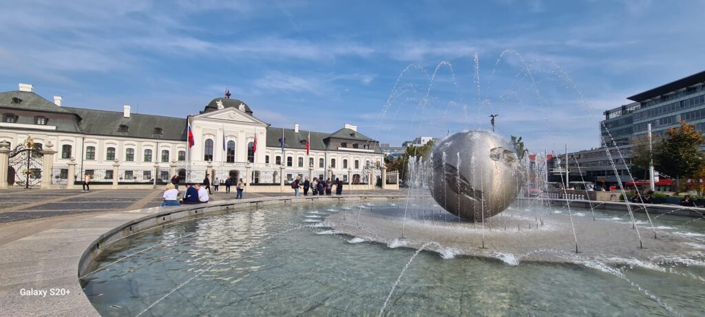 Hodžovo náměstí s Grasalkovičovým palácem a fontánou ve tvaru glóbu.