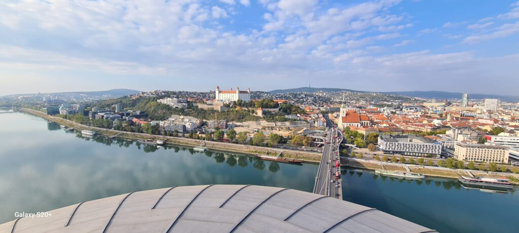 Výhled z věže UFO na Dunaj, historické centrum Bratislavy a Bratislavský hrad.