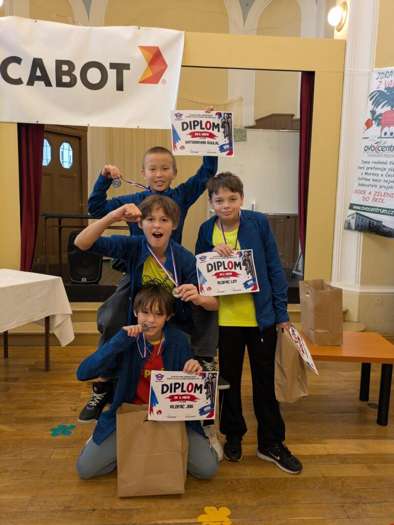 Mladší chlapci z naší školy s diplomy za 2. místo v celostátním kole.